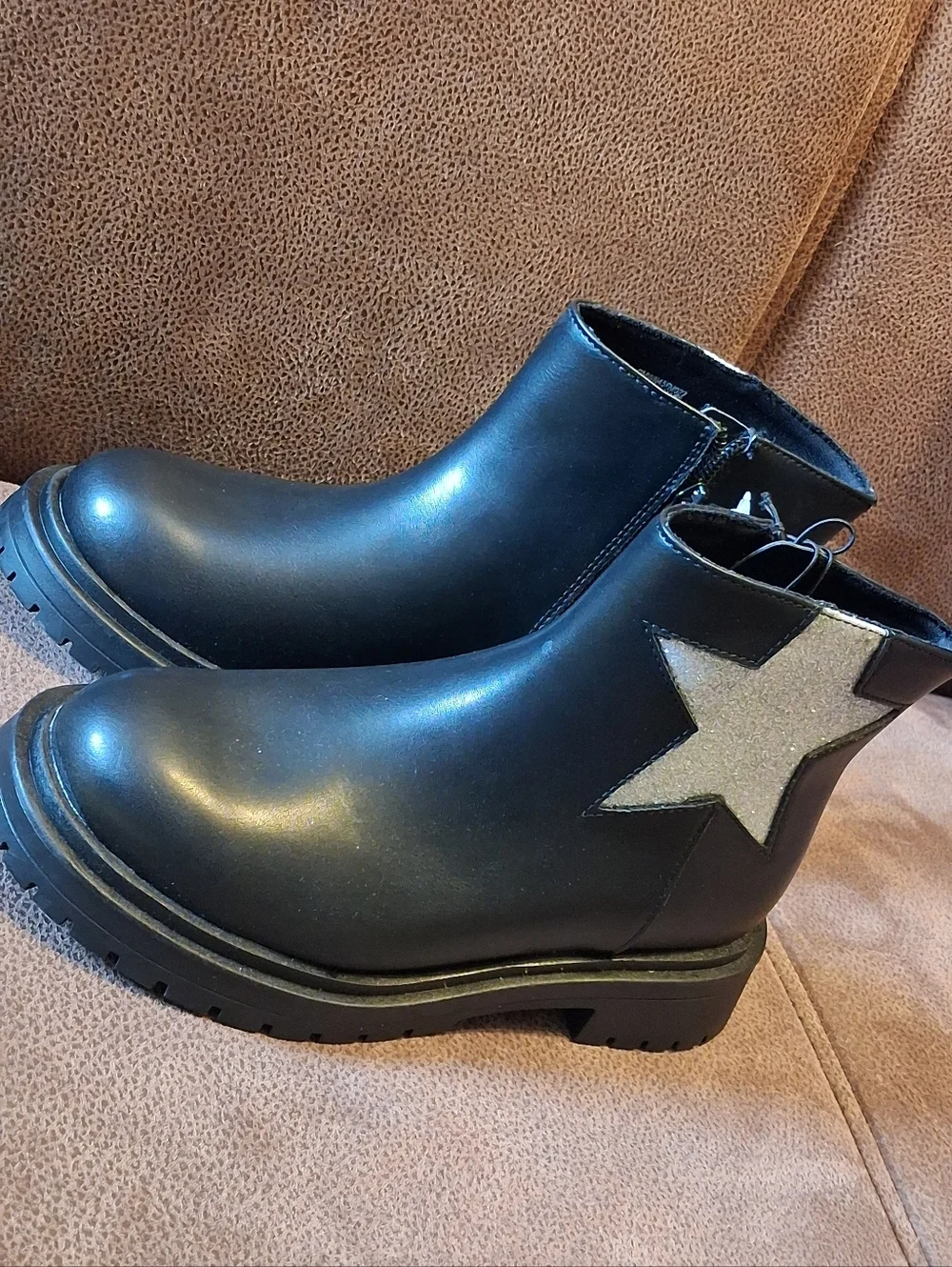 Wonder Nation Kids' Black Chelsea Boots with Silver Star Size 2